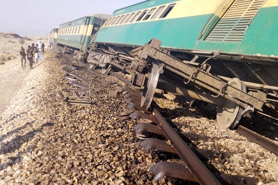 Pakistan’da Yolcu Treni Raydan Çıktı: Ölü Ve Yaralılar Var